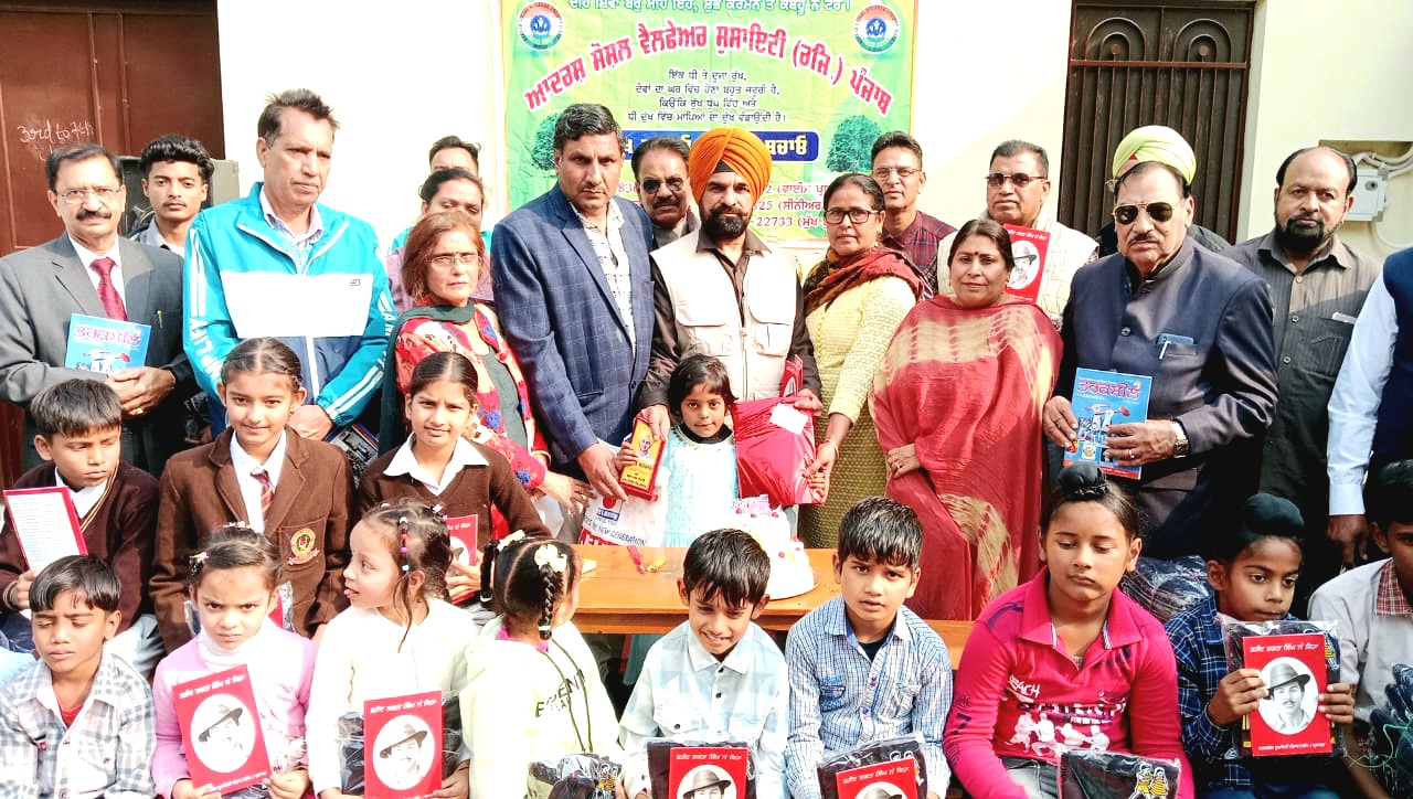 ਆਦਰਸ਼ ਸੋਸ਼ਲ ਵੈਲਫੇਅਰ ਸੁਸਾਇਟੀ ਪੰਜਾਬ ਦੇ ਸੰਸਥਾਪਕ ਸਤੀਸ਼ ਕੁਮਾਰ ਸੋਨੀ ਨੇ ਬੇਟੀ ਦਾ ਜਨਮ ਦਿਨ ਸਕੂਲੀ ਬੱਚਿਆ ਨਾਲ ਮਨਾਇਆ